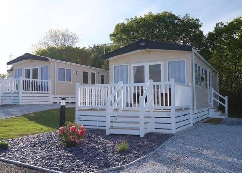 Our Goldfinch 1- Sleeps 2 Persons- Private Hot Tub-Pet Friendly-Tranquil Holiday Away From It All Yet Not Far From St Austell- The Holiday Home Has One Bedroom, Living And Dining Area, Equipped Kitchen-Decking-Outdoor Furniture-Fishing Lakes And More Grampound 외부 사진