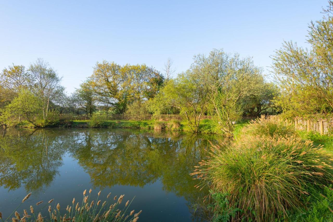 Our Goldfinch 1- Sleeps 2 Persons- Private Hot Tub-Pet Friendly-Tranquil Holiday Away From It All Yet Not Far From St Austell- The Holiday Home Has One Bedroom, Living And Dining Area, Equipped Kitchen-Decking-Outdoor Furniture-Fishing Lakes And More Grampound 외부 사진