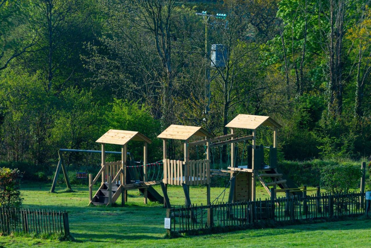 Our Goldfinch 1- Sleeps 2 Persons- Private Hot Tub-Pet Friendly-Tranquil Holiday Away From It All Yet Not Far From St Austell- The Holiday Home Has One Bedroom, Living And Dining Area, Equipped Kitchen-Decking-Outdoor Furniture-Fishing Lakes And More Grampound 외부 사진