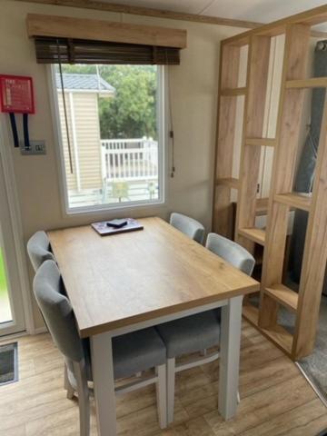 Our Goldfinch 1- Sleeps 2 Persons- Private Hot Tub-Pet Friendly-Tranquil Holiday Away From It All Yet Not Far From St Austell- The Holiday Home Has One Bedroom, Living And Dining Area, Equipped Kitchen-Decking-Outdoor Furniture-Fishing Lakes And More Grampound 외부 사진