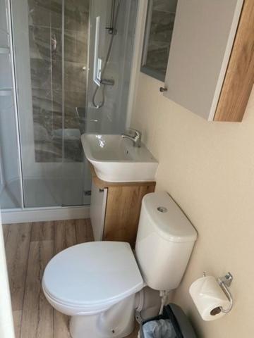 Our Goldfinch 1- Sleeps 2 Persons- Private Hot Tub-Pet Friendly-Tranquil Holiday Away From It All Yet Not Far From St Austell- The Holiday Home Has One Bedroom, Living And Dining Area, Equipped Kitchen-Decking-Outdoor Furniture-Fishing Lakes And More Grampound 외부 사진