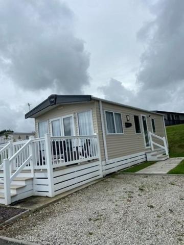Our Goldfinch 1- Sleeps 2 Persons- Private Hot Tub-Pet Friendly-Tranquil Holiday Away From It All Yet Not Far From St Austell- The Holiday Home Has One Bedroom, Living And Dining Area, Equipped Kitchen-Decking-Outdoor Furniture-Fishing Lakes And More Grampound 외부 사진